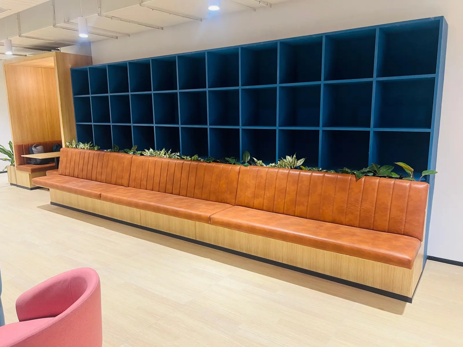 Continuous banquette with shelving